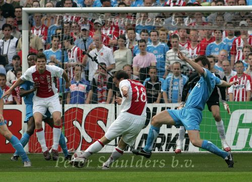 Rotterdam, 7 Mei 2006
Feyenoord stadion Gatorade Cup (KNVB-beker ) Seizoen 2005/2006
AJAX-PSV, eindstand 2-1
Wesley Sneijder wordt gestopt door Jan Vennegoor of Hesseling. Verder op de foto Klaas Jan Huntelaar die wordt vastgehouden door Eric Addo