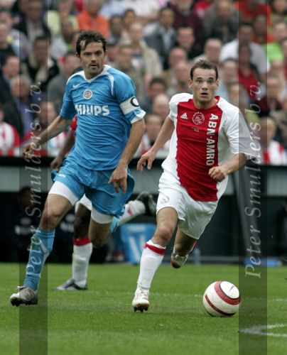Rotterdam, 7 Mei 2006
Feyenoord stadion Gatorade Cup (KNVB-beker ) Seizoen 2005/2006
AJAX-PSV, eindstand 2-1
Wesley Sneijder wordt achtervolgd door Phillip Cocu
