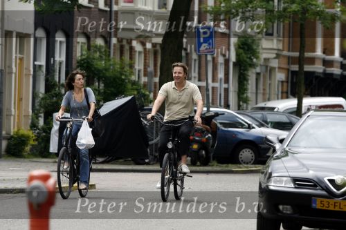 Amsterdam 21 juni 2006
Wessel v Diepen en Daphne Bunskoek op de fiets in Amsterdam zuid.
Peter Smulders bv