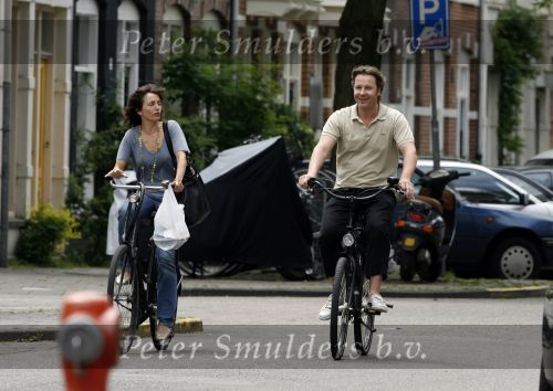 Amsterdam 21 juni 2006
Wessel v Diepen en Daphne Bunskoek op de fiets in Amsterdam zuid.
Peter Smulders bv