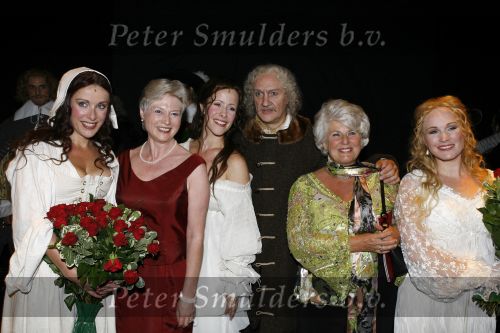 Amsterdam 15 juli 2006
Premiere Rembrandt in Carre.
Henk Poort met Annick Boer Maike Boerdam Wieneke Remmers Karla Peijs