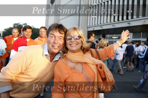 Frankfurt, 21 Juni 2006 3e wedstrijd in de poule tussen Nederland-Argentinie, eindstand 0-0
Willeke Alberti samen met Johan Westermeijer
© Foto Peter Smulders BV