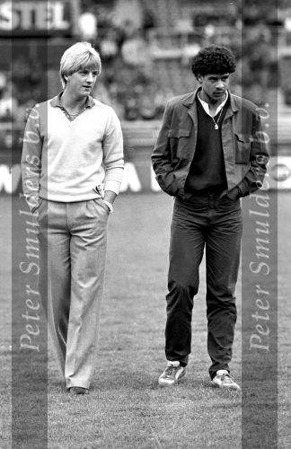 13 mei 1981
Wim Kieft samen met Frank Rijkaard voor aanvang van de wedstrijd AJAX-AZ 67.

PETER SMULDERS BV