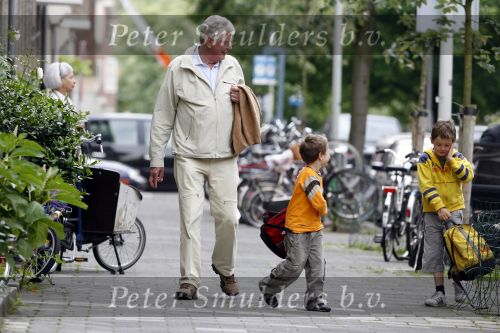 Amsterdam 2 juni 2006
Wim Kok haalt zijn2 kleinkinderen van school.
Peter Smulders bv