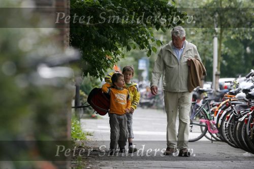 Amsterdam 2 juni 2006
Wim Kok haalt zijn2 kleinkinderen van school.
Peter Smulders bv