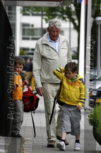 Amsterdam 2 juni 2006
Wim Kok haalt zijn2 kleinkinderen van school.
Peter Smulders bv
