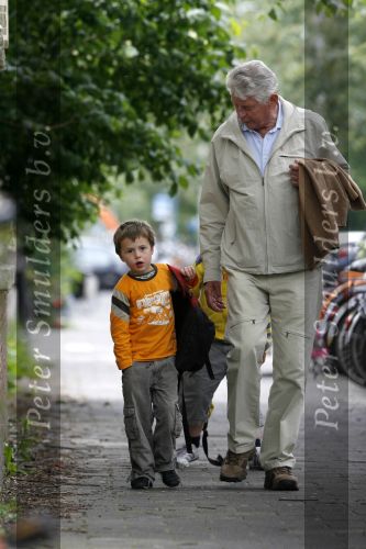 Amsterdam 2 juni 2006
Wim Kok haalt zijn2 kleinkinderen van school.
Peter Smulders bv