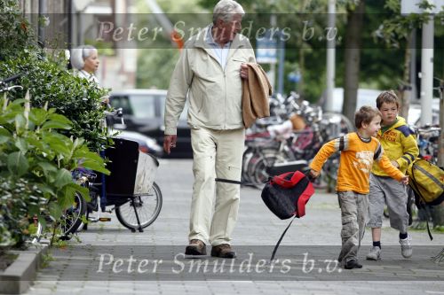 Amsterdam 2 juni 2006
Wim Kok haalt zijn2 kleinkinderen van school.
Peter Smulders bv