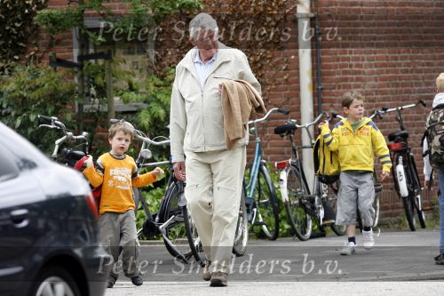 Amsterdam 2 juni 2006
Wim Kok haalt zijn2 kleinkinderen van school.
Peter Smulders bv