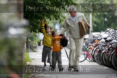 Amsterdam 2 juni 2006
Wim Kok haalt zijn2 kleinkinderen van school.
Peter Smulders bv
