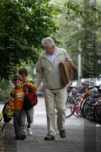 Amsterdam 2 juni 2006
Wim Kok haalt zijn2 kleinkinderen van school.
Peter Smulders bv