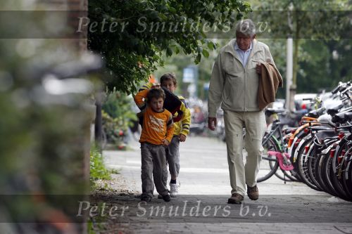 Amsterdam 2 juni 2006
Wim Kok haalt zijn2 kleinkinderen van school.
Peter Smulders bv