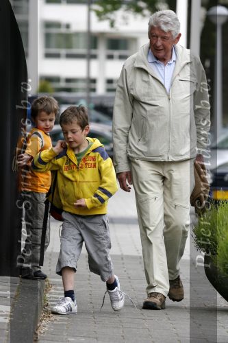 Amsterdam 2 juni 2006
Wim Kok haalt zijn2 kleinkinderen van school.
Peter Smulders bv