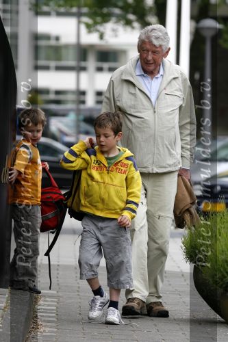 Amsterdam 2 juni 2006
Wim Kok haalt zijn2 kleinkinderen van school.
Peter Smulders bv