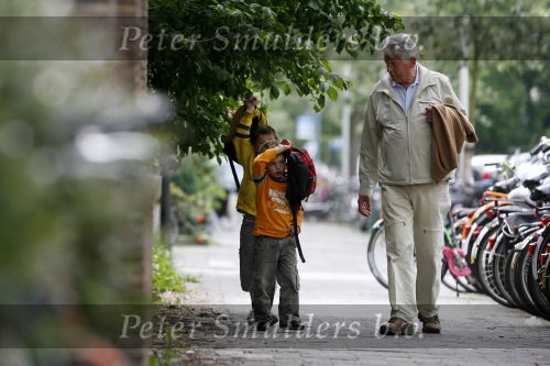 Amsterdam 2 juni 2006
Wim Kok haalt zijn2 kleinkinderen van school.
Peter Smulders bv