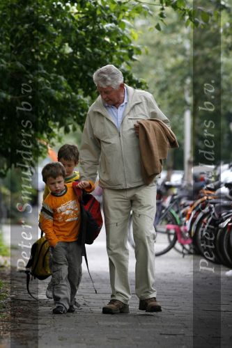 Amsterdam 2 juni 2006
Wim Kok haalt zijn2 kleinkinderen van school.
Peter Smulders bv