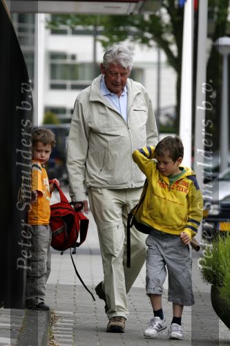 Amsterdam 2 juni 2006
Wim Kok haalt zijn2 kleinkinderen van school.
Peter Smulders bv