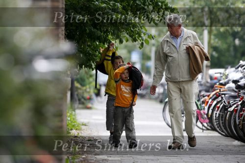 Amsterdam 2 juni 2006
Wim Kok haalt zijn2 kleinkinderen van school.
Peter Smulders bv