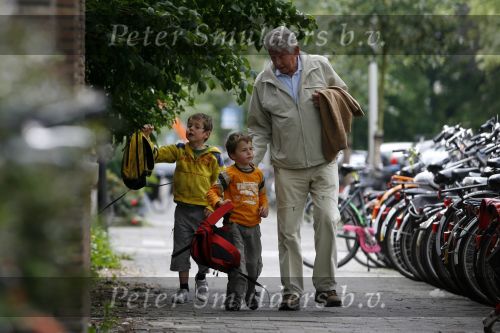 Amsterdam 2 juni 2006
Wim Kok haalt zijn2 kleinkinderen van school.
Peter Smulders bv
