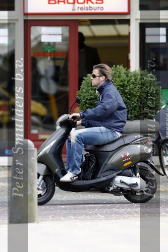 Amsterdam 17 mei 2006
Winston Gerschtanowitz op zijn vespa scooter.
Peter Smulders bv