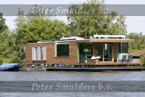 Loenen aan de vecht 10juni 2006
Mooie woonark
Peter Smulders bv