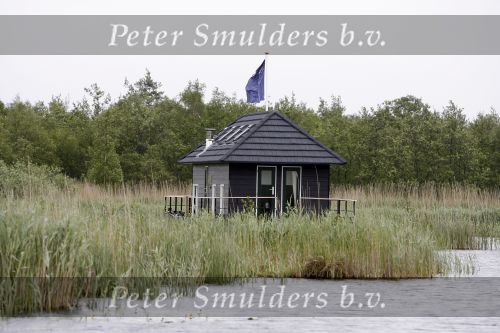 Muiderberg 31 mei 2006
Linda de Mol, Annette Malherbe Tjitske Reidinga  en Susan Visser  (Gooische vrouwen)op woonark in natuurreservaat Naardermeer tegen aanleg A6