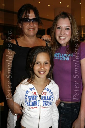 Amsterdam 14 juni 2006
Haringparty wegener en het Hilton.
 Xandra Brood met  Holly en Lola
Peter Smulders bv