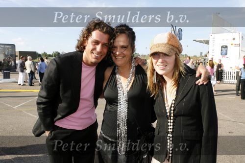 Amsterdam 14 juli 2006
Premiere Cirque du Soleil Alegria.
Xandra Brood en dochter en een vriend
Peter Smulders bv