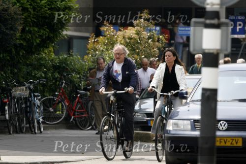 Amsterdam 7 juni 2006
Youp van t hek met zijn vrouw Debby Petter op de fiets in Amsterdam.
Peter Smulders bv