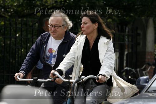 Amsterdam 7 juni 2006
Youp van t hek met zijn vrouw Debby Petter op de fiets in Amsterdam.
Peter Smulders bv