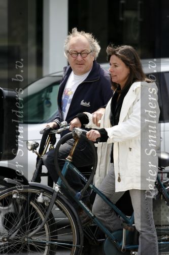 Amsterdam 7 juni 2006
Youp van t hek met zijn vrouw Debby Petter op de fiets in Amsterdam.
Peter Smulders bv