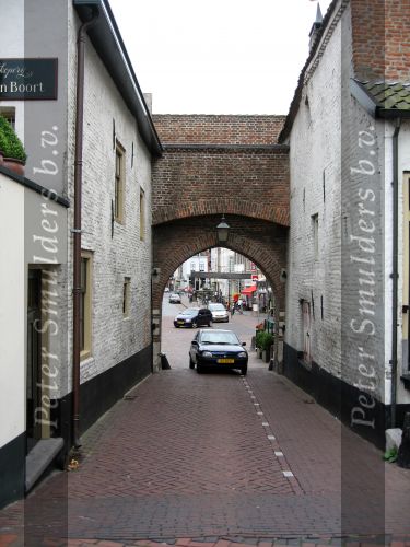 Zaltbommel, 8 Augustus 2006
 De poort van die uitkomt op de Waal