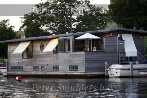 Loenen aan de Vecht 5 augustus 2007
Aad v d Heuvel met zijn vrouw op zijn woonboot aan de Vecht.