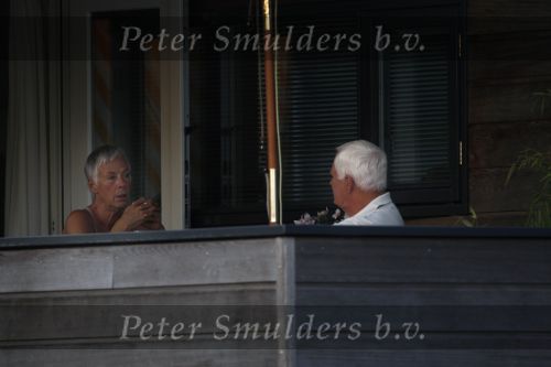 Loenen aan de Vecht 5 augustus 2007
Aad v d Heuvel met zijn vrouw op zijn woonboot aan de Vecht.