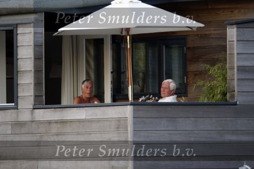 Loenen aan de Vecht 5 augustus 2007
Aad v d Heuvel met zijn vrouw op zijn woonboot aan de Vecht.