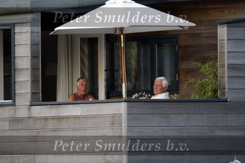 Loenen aan de Vecht 5 augustus 2007
Aad v d Heuvel met zijn vrouw op zijn woonboot aan de Vecht.