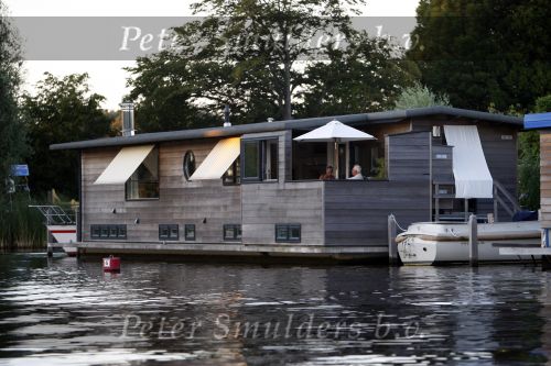 Loenen aan de Vecht 5 augustus 2007
Aad v d Heuvel met zijn vrouw op zijn woonboot aan de Vecht.