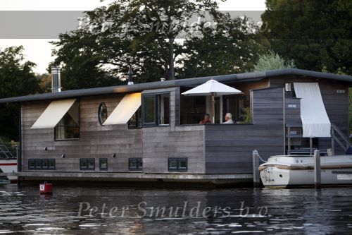 Loenen aan de Vecht 5 augustus 2007
Aad v d Heuvel met zijn vrouw op zijn woonboot aan de Vecht.