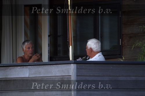 Loenen aan de Vecht 5 augustus 2007
Aad v d Heuvel met zijn vrouw op zijn woonboot aan de Vecht.