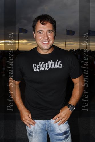 Noordwijk 15 augustus 2007
Tros zomerfeest bij hotels van Oranje . Zanger Alex met t shirt met tekst gekkenhuis