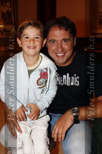 Noordwijk 15 augustus 2007
Tros zomerfeest bij hotels van Oranje . Zanger Alex met t shirt met tekst gekkenhuis en zijn zoontje