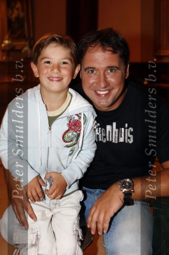 Noordwijk 15 augustus 2007
Tros zomerfeest bij hotels van Oranje . Zanger Alex met t shirt met tekst gekkenhuis en zijn zoontje