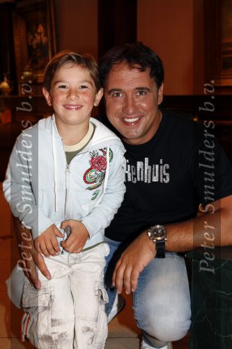 Noordwijk 15 augustus 2007
Tros zomerfeest bij hotels van Oranje . Zanger Alex met t shirt met tekst gekkenhuis en zijn zoontje