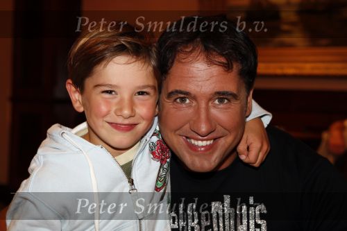 Noordwijk 15 augustus 2007
Tros zomerfeest bij hotels van Oranje . Zanger Alex met t shirt met tekst gekkenhuis en zijn zoontje