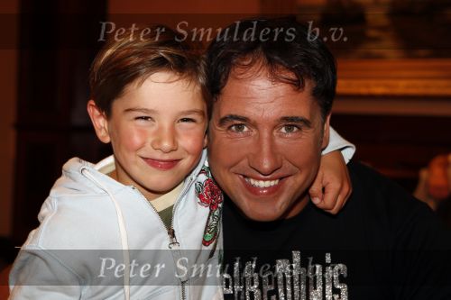 Noordwijk 15 augustus 2007
Tros zomerfeest bij hotels van Oranje . Zanger Alex met t shirt met tekst gekkenhuis en zijn zoontje