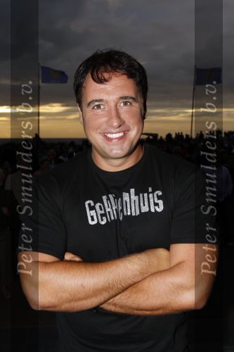Noordwijk 15 augustus 2007
Tros zomerfeest bij hotels van Oranje . Zanger Alex met t shirt met tekst gekkenhuis