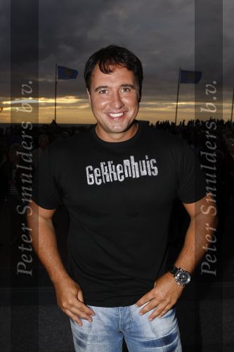Noordwijk 15 augustus 2007
Tros zomerfeest bij hotels van Oranje . Zanger Alex met t shirt met tekst gekkenhuis