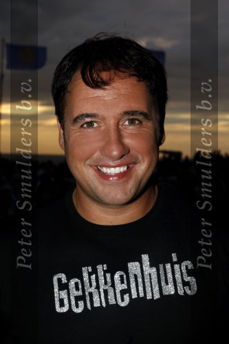 Noordwijk 15 augustus 2007
Tros zomerfeest bij hotels van Oranje . Zanger Alex met t shirt met tekst gekkenhuis