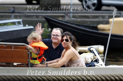 Amsterdam 11 augustus 2007
Martijn Krabbe en Amanda gaan varen met hun kinderen Bickel Michelle en Yasmijn.
Peter Smulders bv