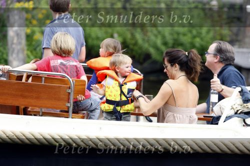 Amsterdam 11 augustus 2007
Martijn Krabbe en Amanda gaan varen met hun kinderen Bickel Michelle en Yasmijn.